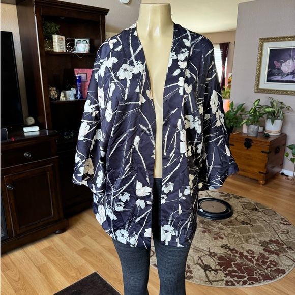 Paraphrase silky blue & white short sleeve cardigan-size L - Picture 6 of 9